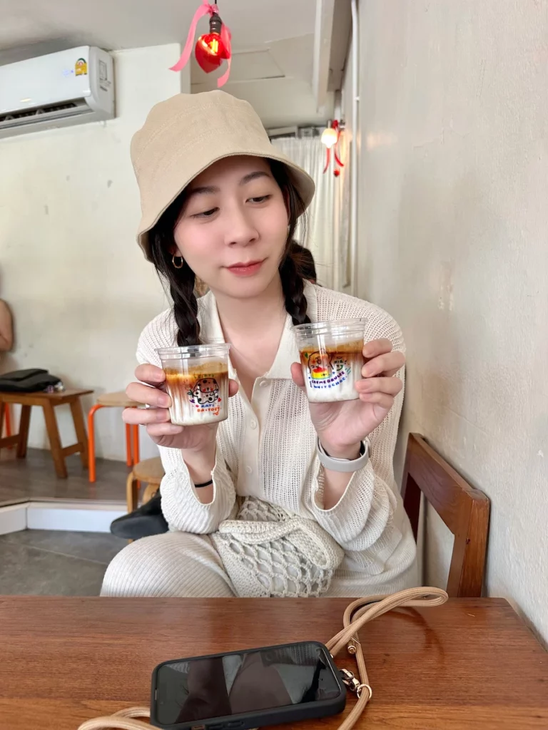 女生拿著兩杯Sonday髒咖啡