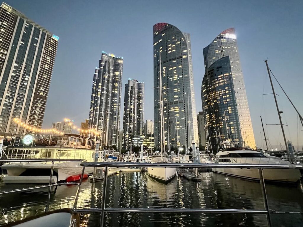 海雲台遊艇上的建築夜景