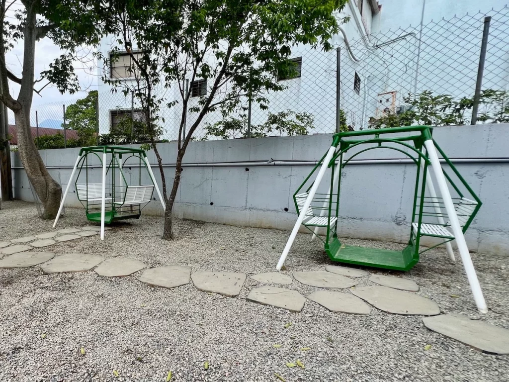 水与松萌萌園 鞦韆