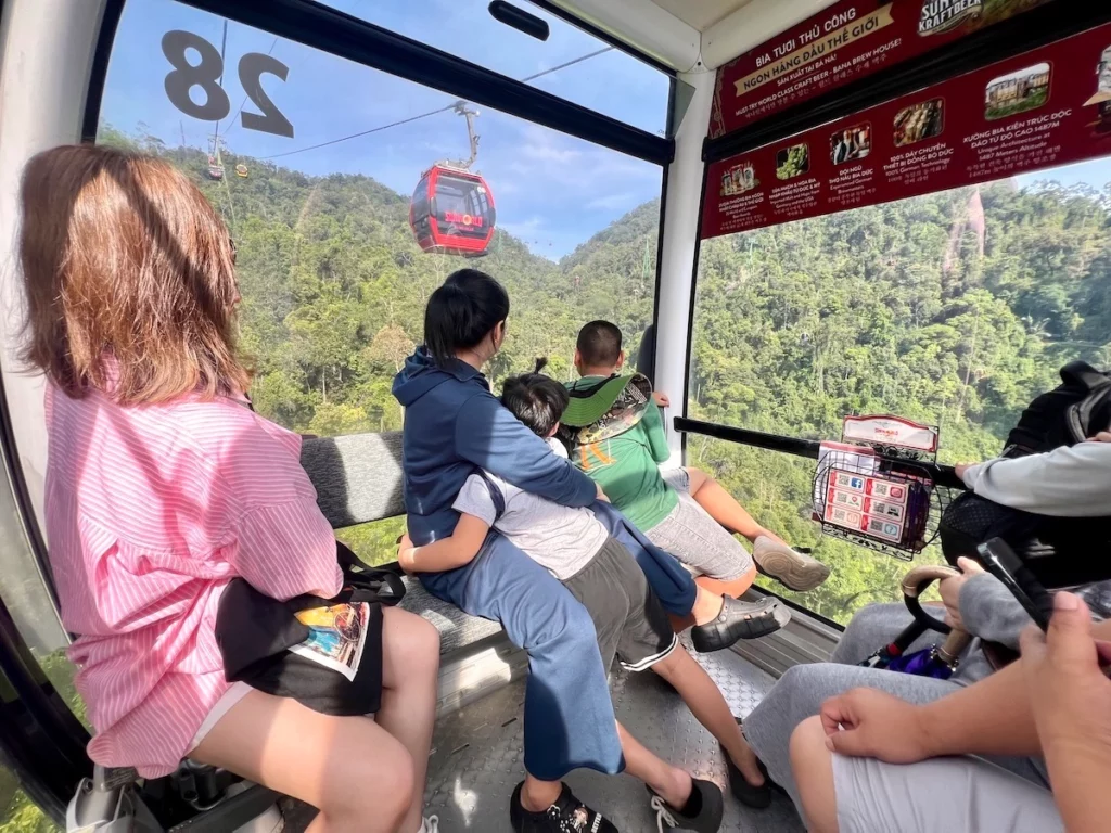 巴拿山纜車內部