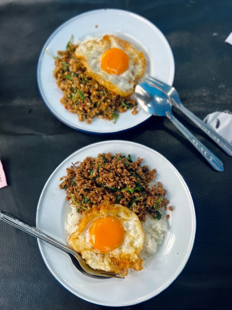 清邁大學後門夜市打拋豬飯