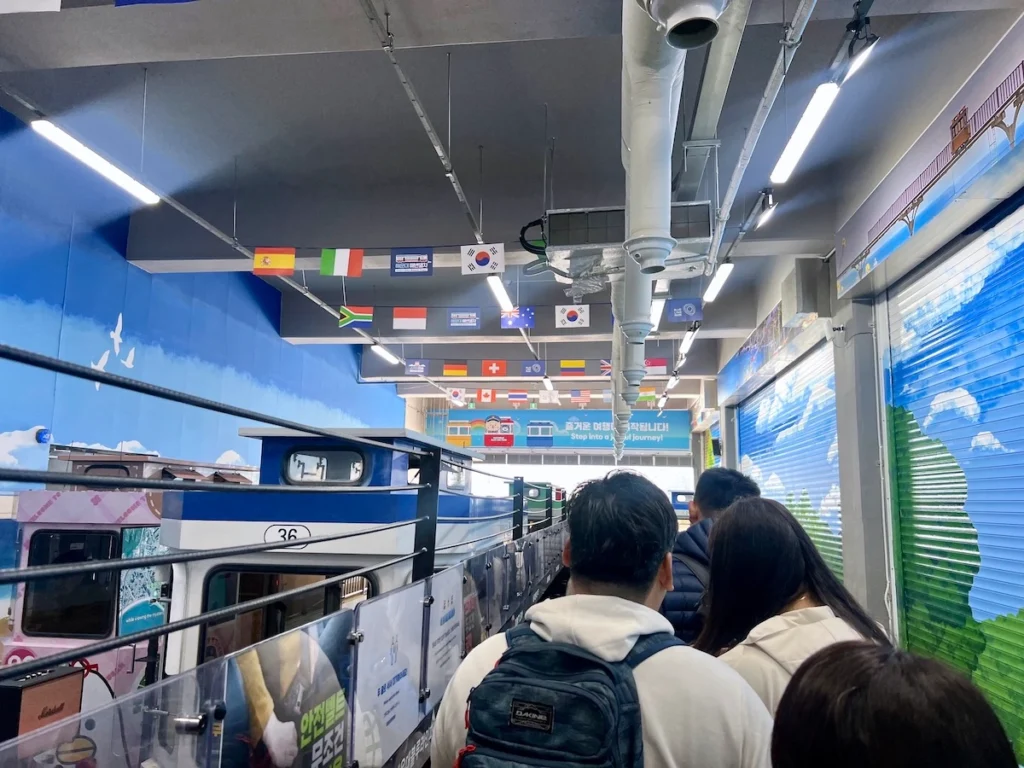 釜山膠囊列車排隊