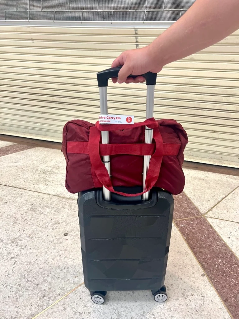AirAsia 登機箱與手提袋