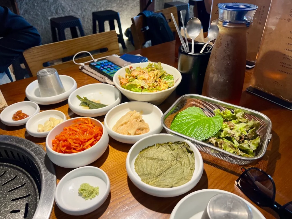 釜山西面83獬豸烤肉 小菜、茶、生菜