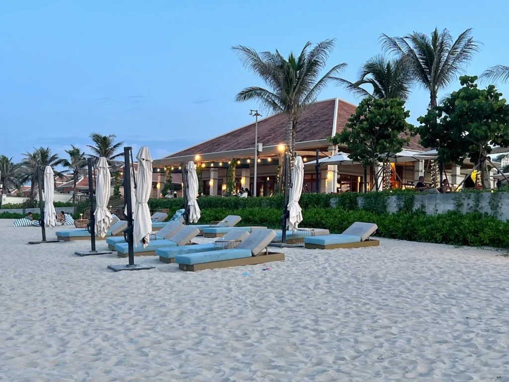 峴港度假村海灘躺椅 fusion resort & villas da nang
