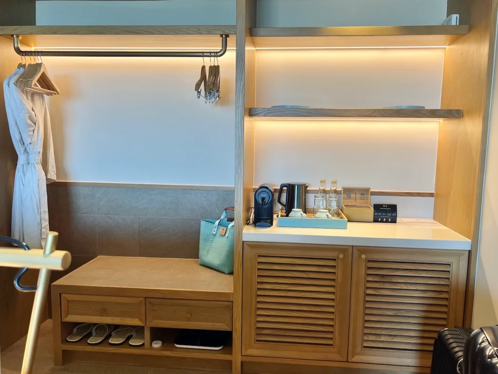 fusion resort & villas da nang 海景套房衣櫃