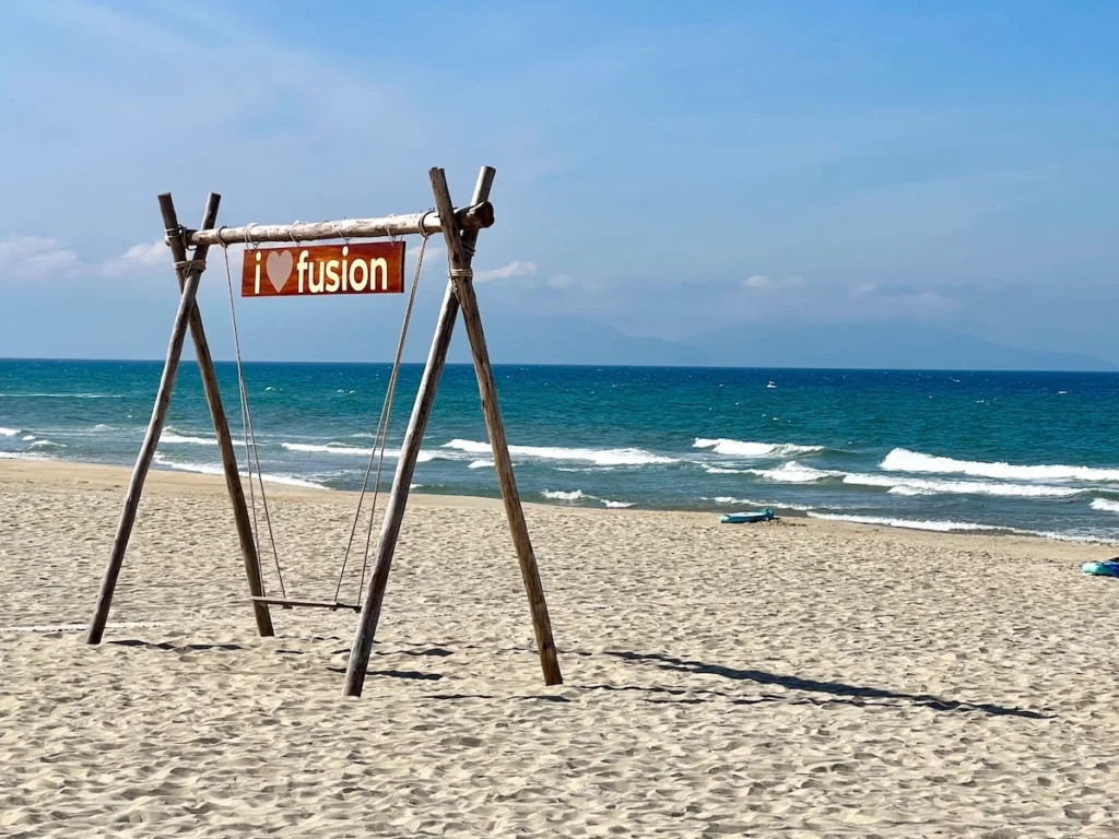 fusion resort villas da nang 海灘上的鞦韆