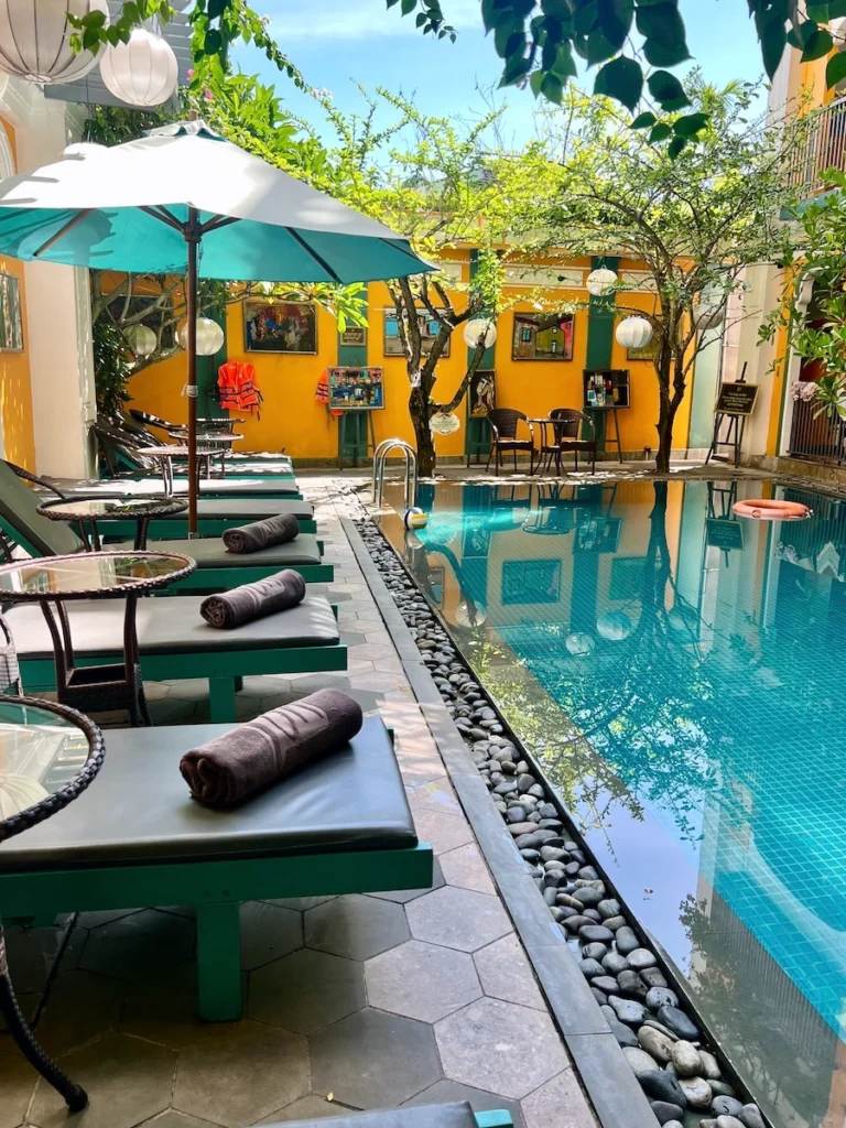 會安飯店泳池與躺椅 Son Hoi An Boutique Hotel & Spa
