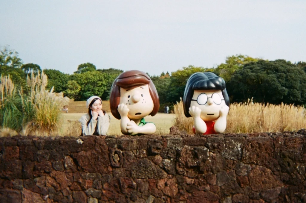 snoopy garden jeju 花生沈思磚牆