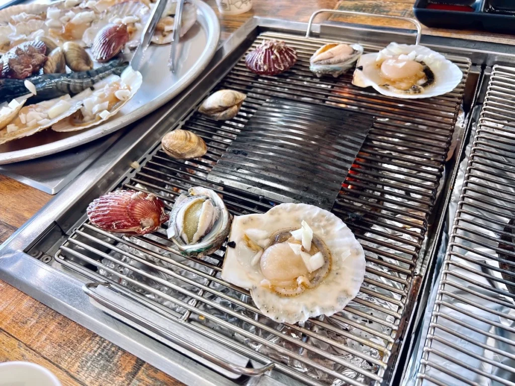 바닷속조개왕국 鮑魚現烤畫面