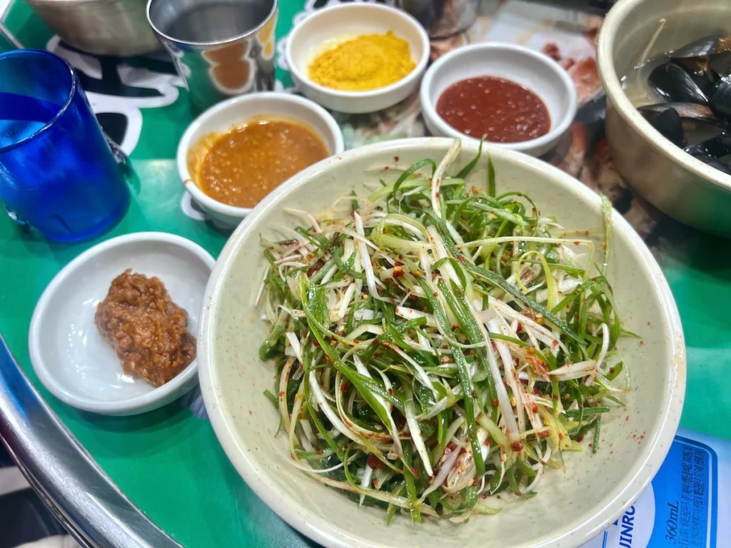 海田烤腸配菜 蔥絲與醬料