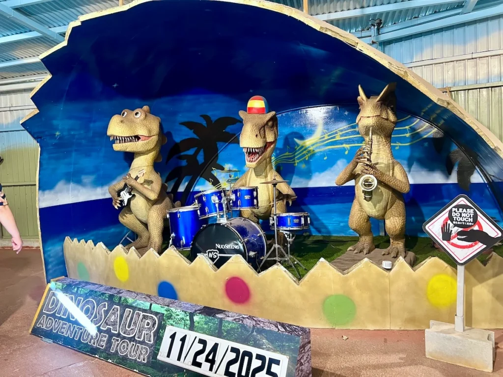 沖繩名護鳳梨園 恐龍樂團