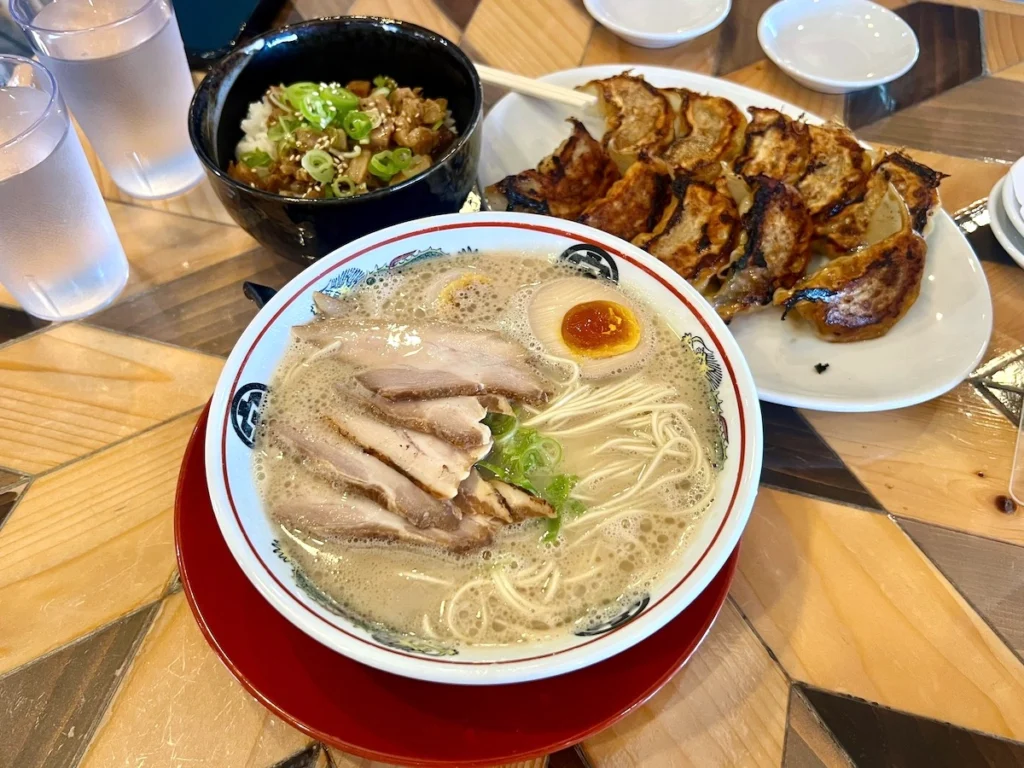 豚骨ラーメンまる·安 名護店