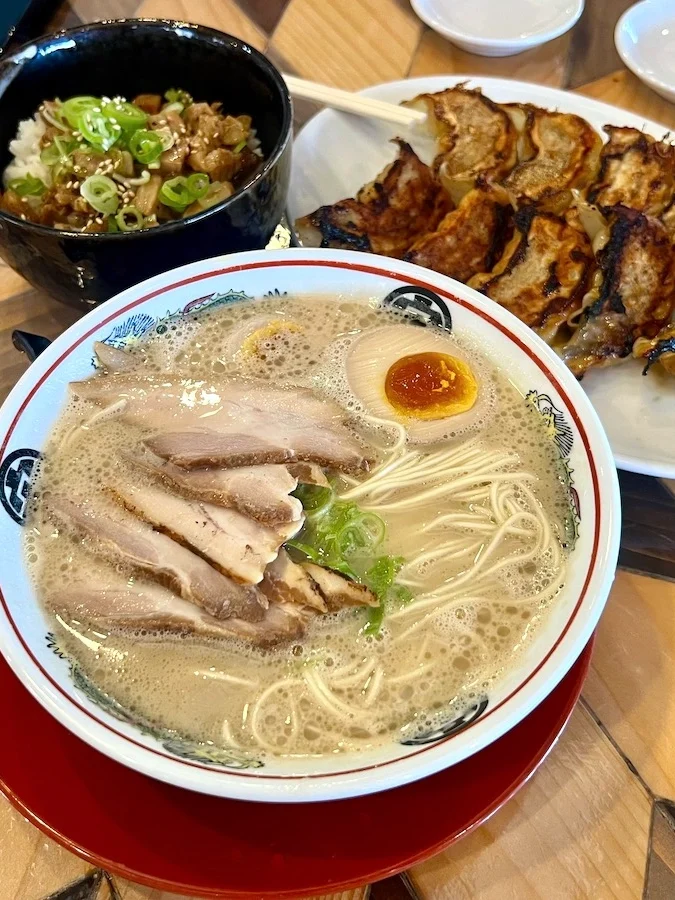 豚骨ラーメンまる·安 名護店