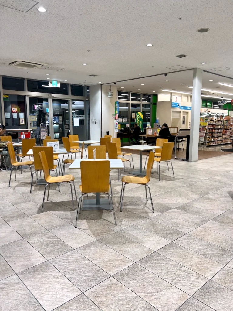 那霸巴士總站等候區 全家便利商店