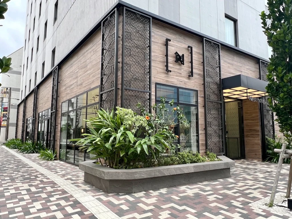 Nest Hotel Naha Nishi 沖繩那霸飯店門口