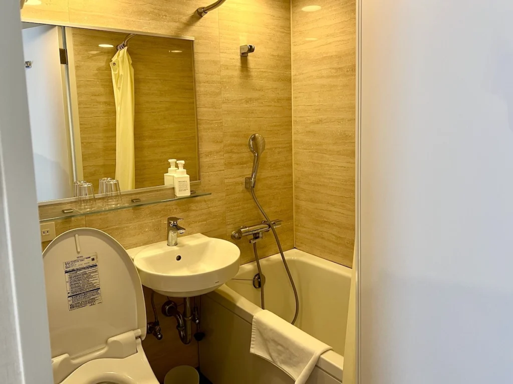 Nest Hotel Naha Nishi 沖繩那霸飯店 浴缸與廁所