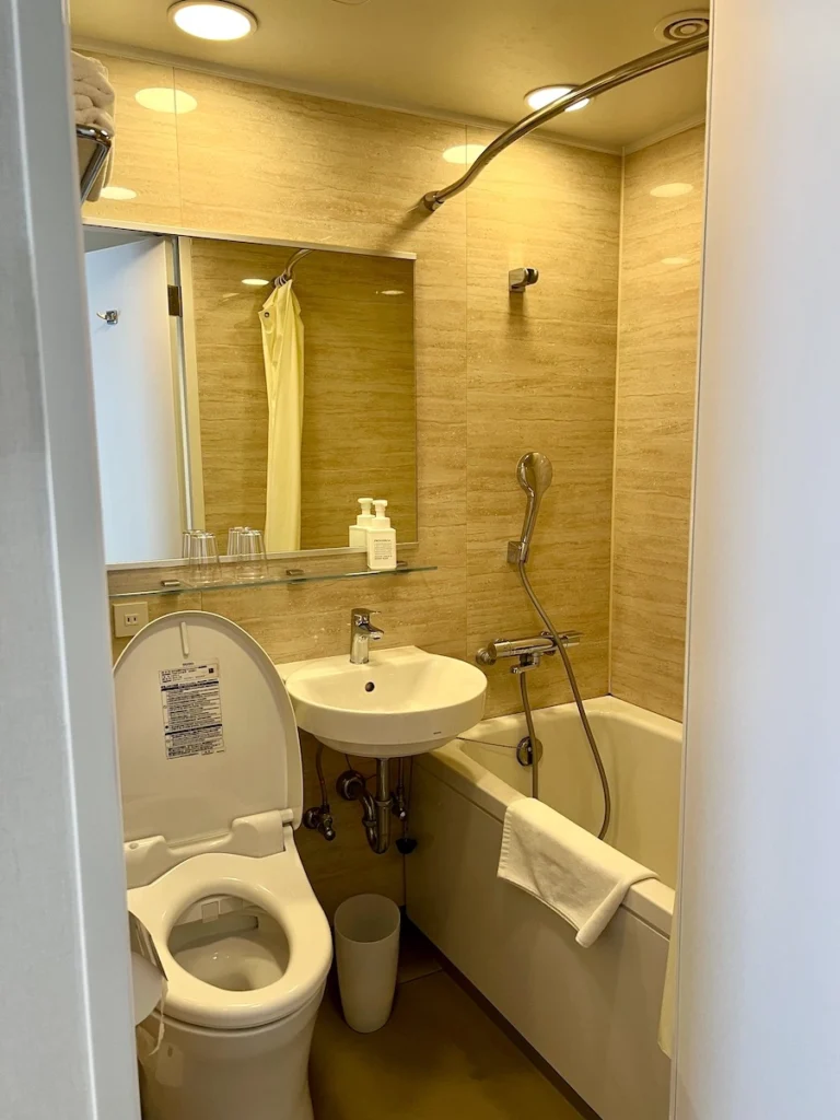 Nest Hotel Naha Nishi 沖繩那霸飯店 浴缸與廁所