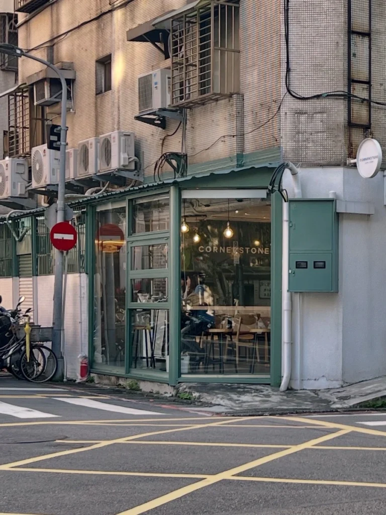 Cornerstone Cafe 三角窗位置