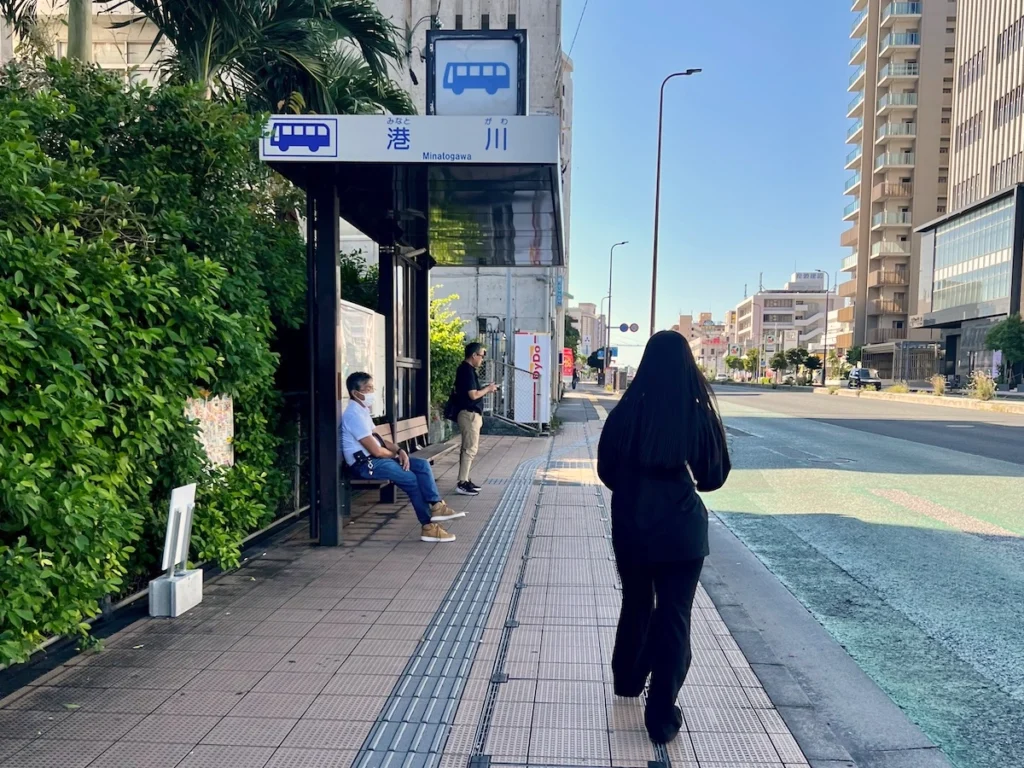 沖繩港川公車站牌