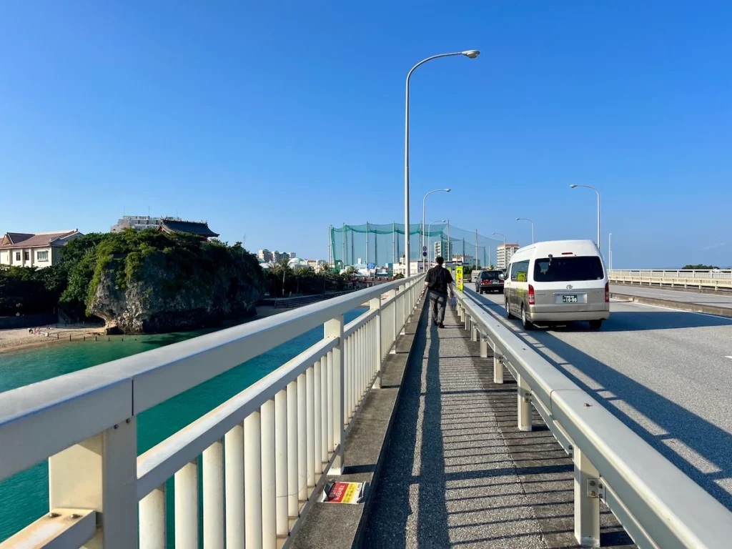 沖繩波上宮對面的橋上