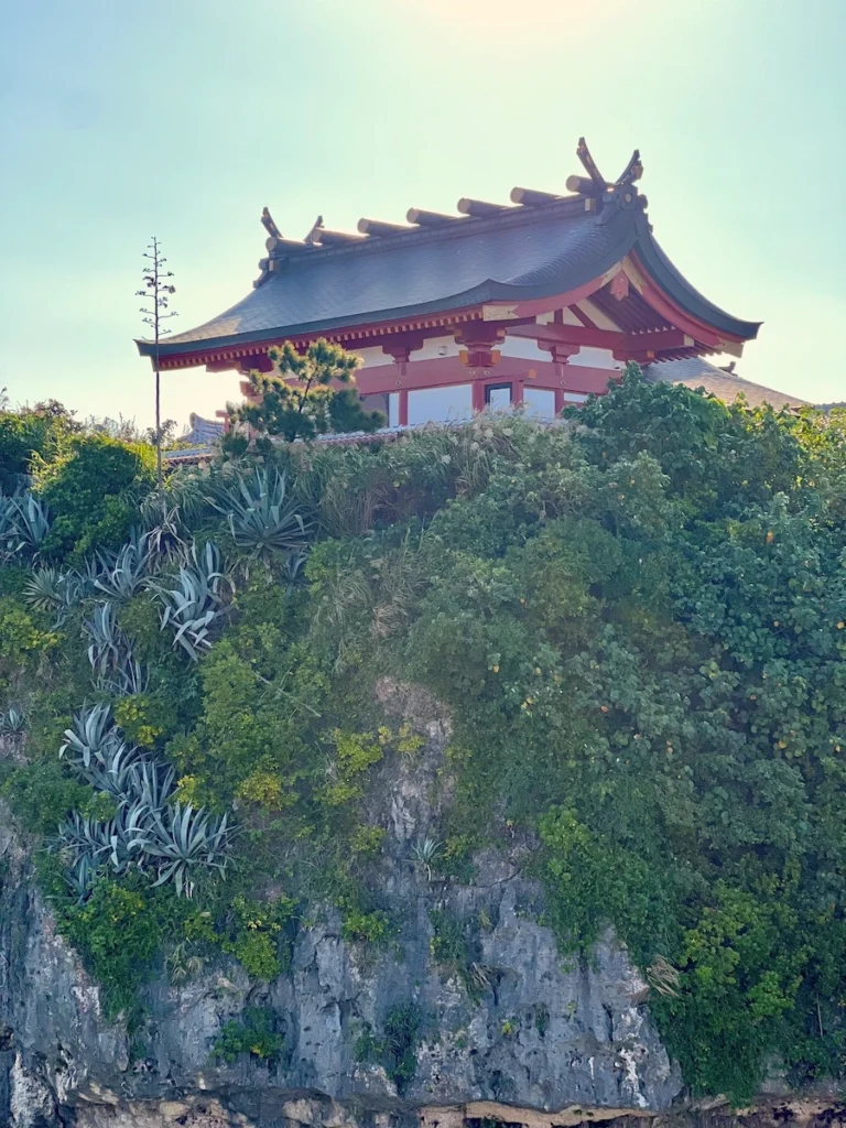 懸崖上的沖繩波上宮