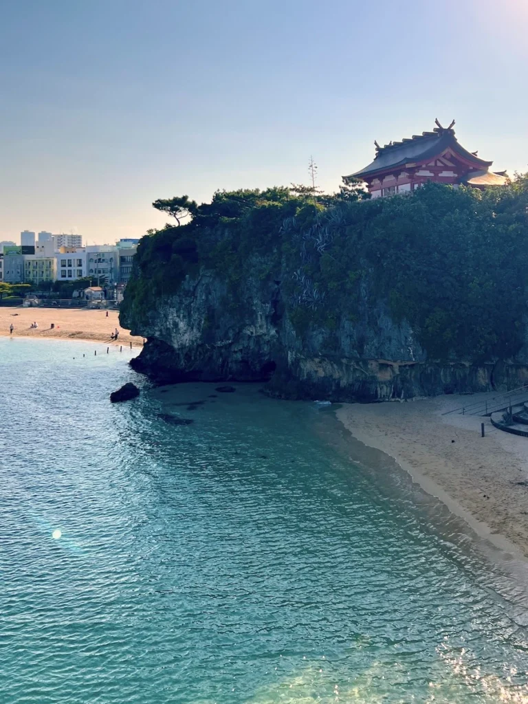 沖繩波上宮橋上拍照