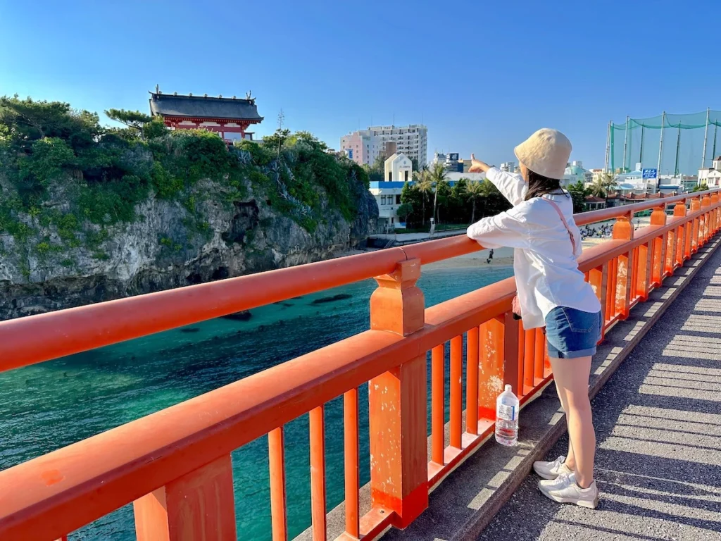 沖繩波上宮橋上拍照
