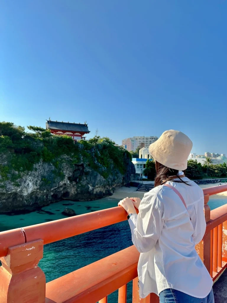 沖繩波上宮橋上拍照