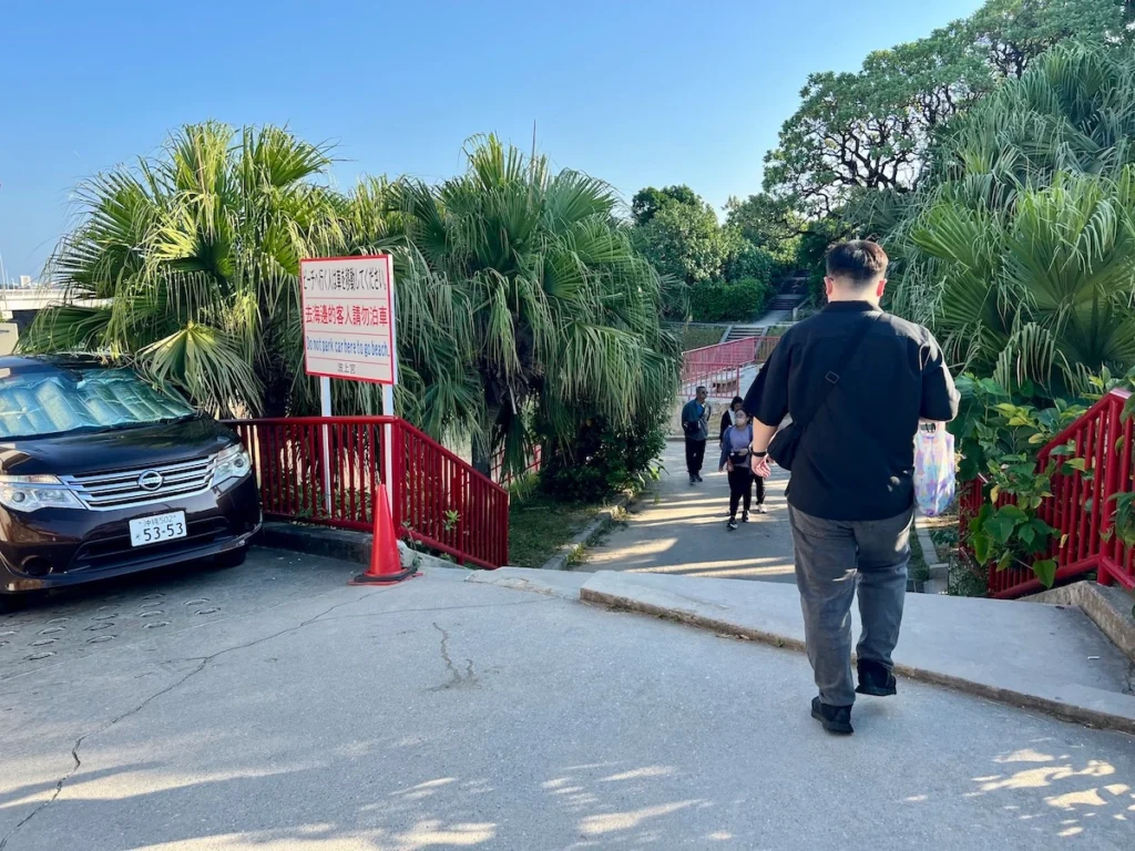 從波上宮走去對面橋上的路