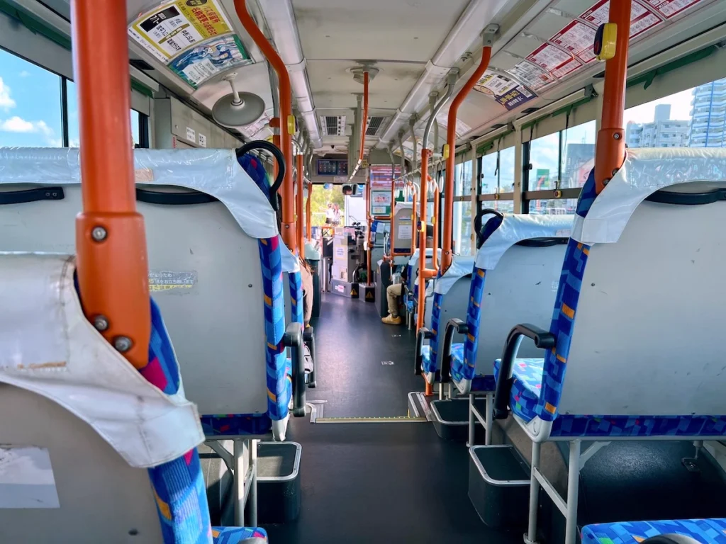 沖繩公車內部座位