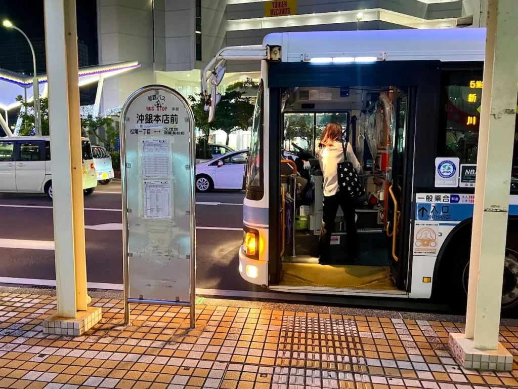 那霸沖銀本店前公車站牌