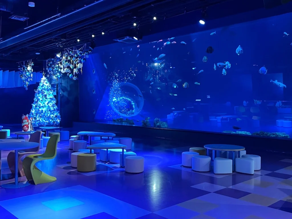 DMM Kariyushi 水族館休息區