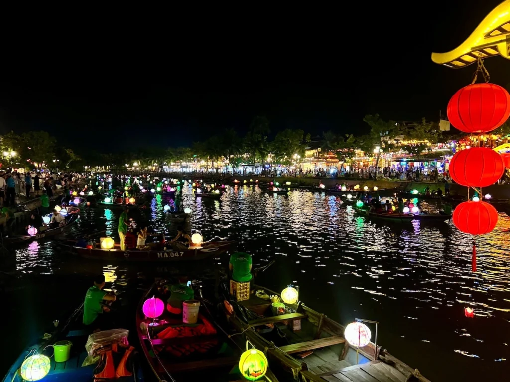 會安古鎮搭船放水燈