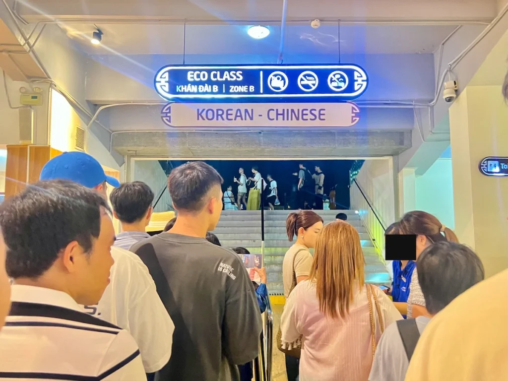 越南會安印象秀 中文字幕排隊入場