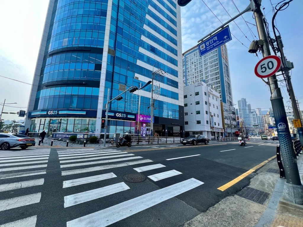 從廣安里海邊前往地鐵廣安站的路上