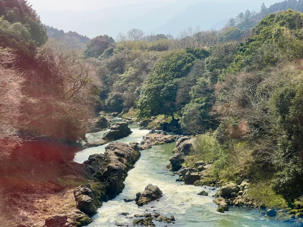 阿蘇男孩列車窗邊瀑布風景