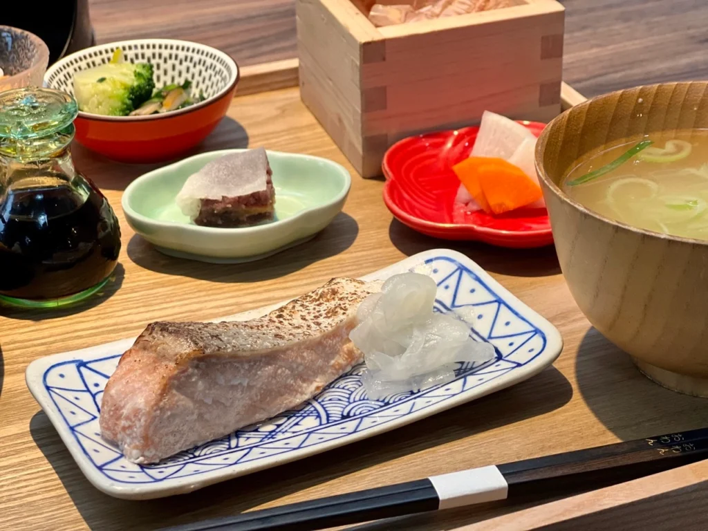 食堂おわん 早餐鮭魚與小菜