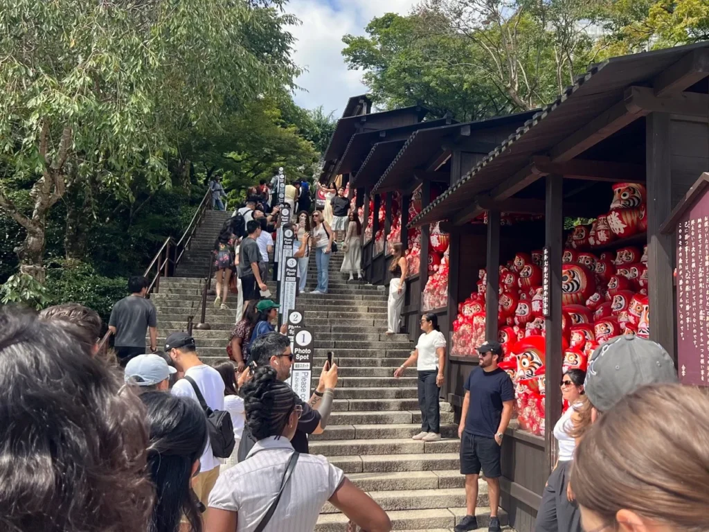 勝運達摩奉納棚排隊拍照